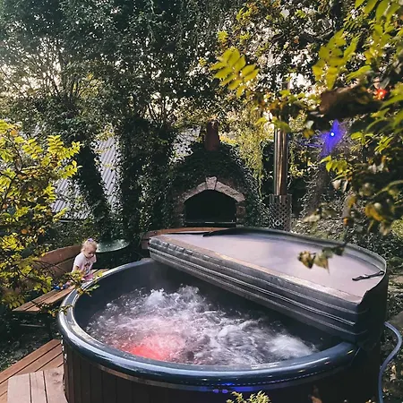 Domek Z Jacuzzi Lobozew Exterior photo