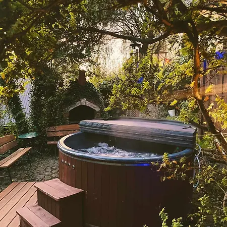 Domek Z Jacuzzi Lobozew Exterior photo